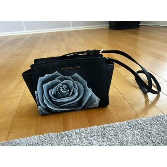 NWOT Michael Kors small black handbag w outer case black w gray rose design - Picture 3 of 9